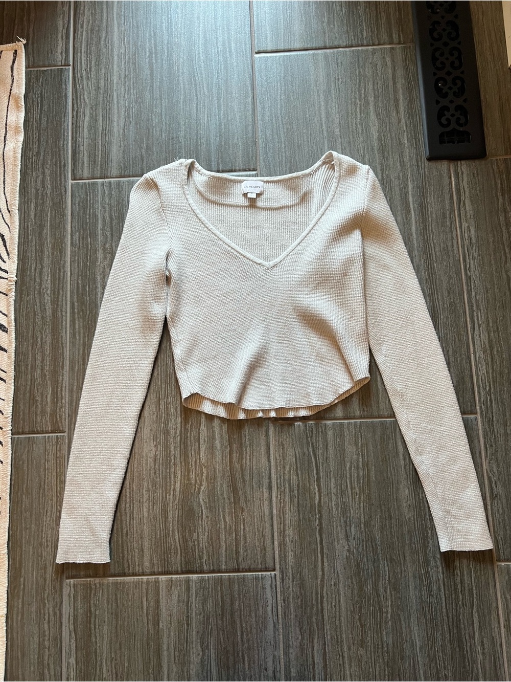 La Hearts Cream V-Neck Cropped Long Sleeve Sweater Top